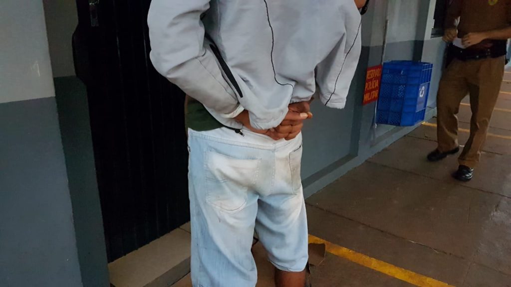 Homem é detido acusado de invadir casa; ele teria se alimentado e estava ‘descansando’ quando o dono chegou