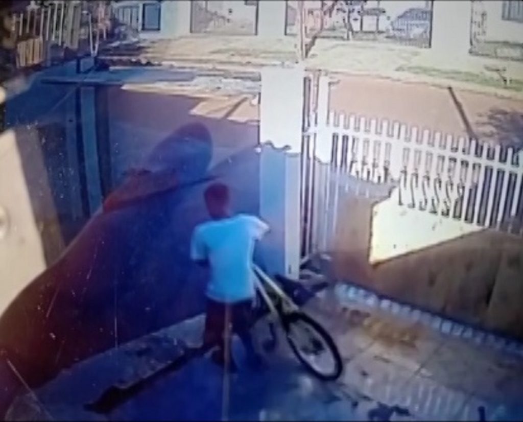Câmera flagra momento que bicicleta é levada de residência no Esmeralda