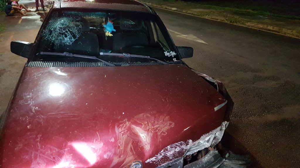 Motorista abandona carro batido e na chuva após colisão em viaduto