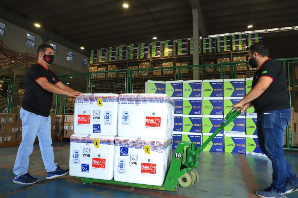 Paraná recebe novo lote de vacina e amplia imunização de profissionais da saúde