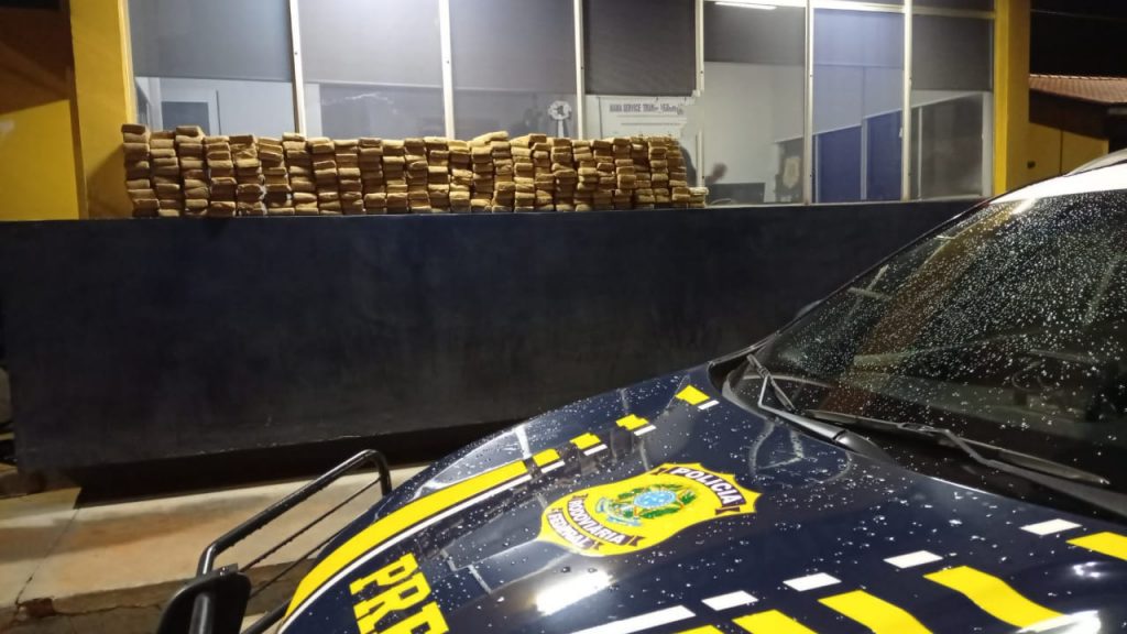 PRF apreende 217 kg de maconha que eram transportados em carro roubado na BR-277