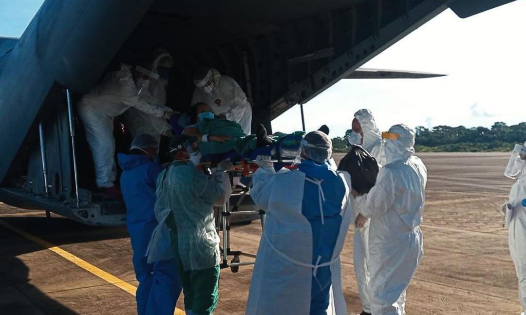 Pacientes com a Covid-19 são transferidos de Rondônia para Curitiba
