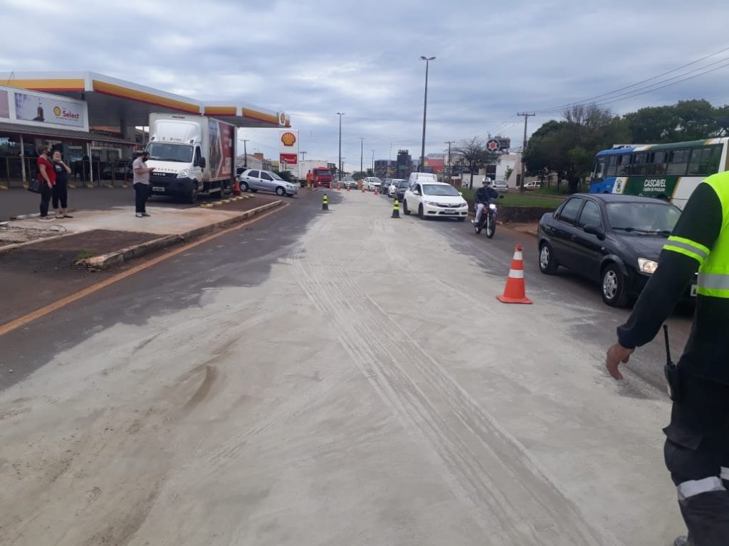 Trânsito segue lento em local onde ocorreu derramamento de óleo na Av. Carlos Gomes