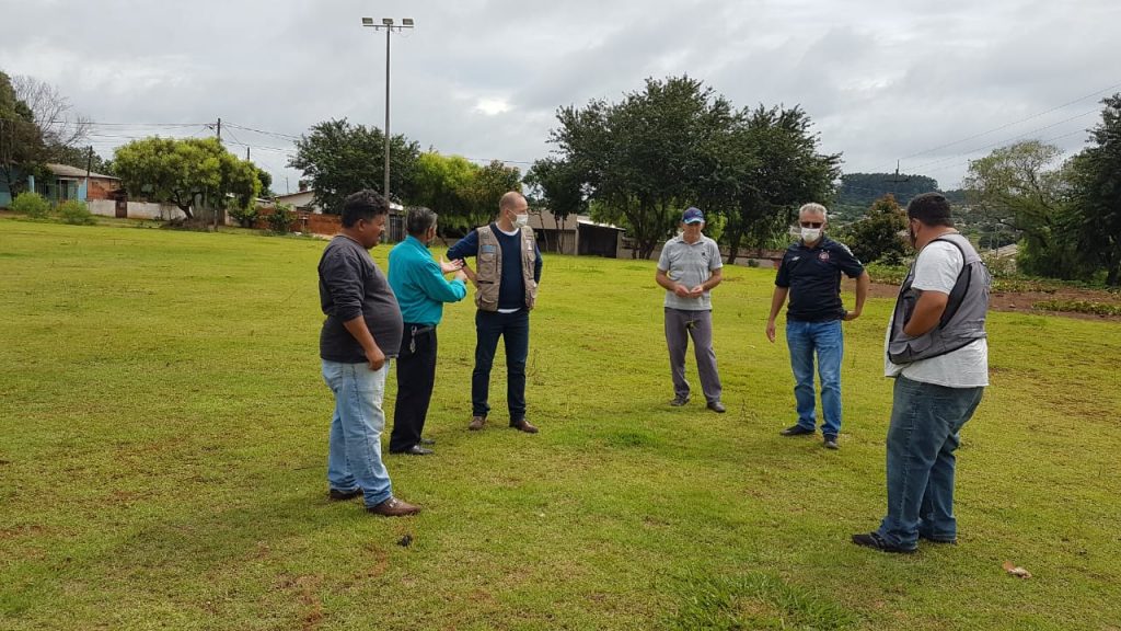 Reunião discute implantação de alambrado e melhorias em campo de futebol no Bairro Periolo