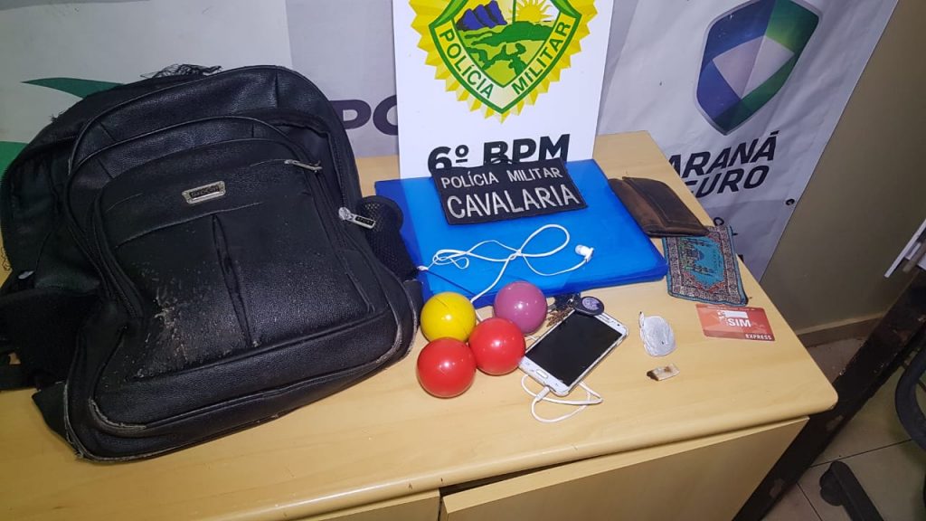 Ao perceber que seria abordado pela PM, malabarista foge e abandona mochila com porções de maconha na Av. Brasil