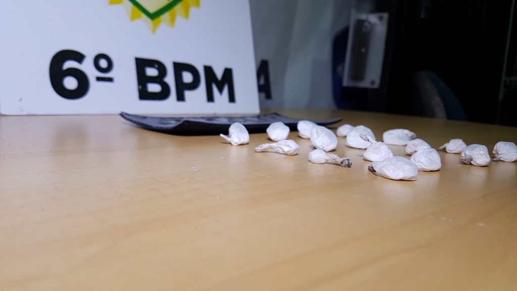 Em abordagem em bar na Rua Portugal, no Cascavel Velho, ROCAM flagra jovem com 16 buchas de cocaína