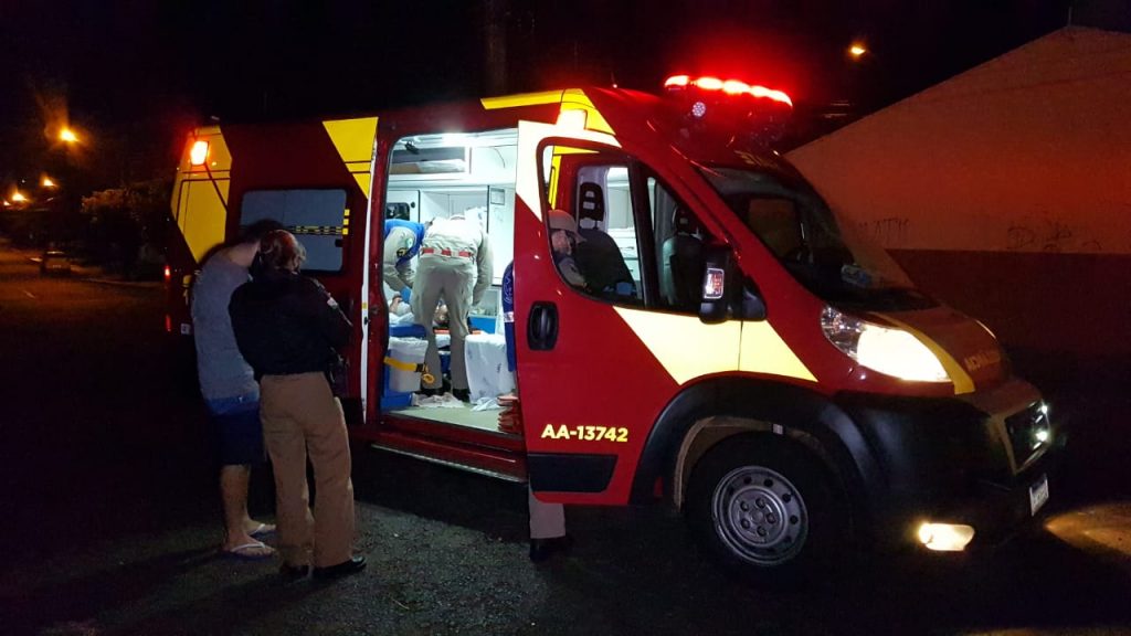 Em trecho escuro de rua, ciclista colide fortemente contra carro estacionado e fica ferido no Bairro Universitário