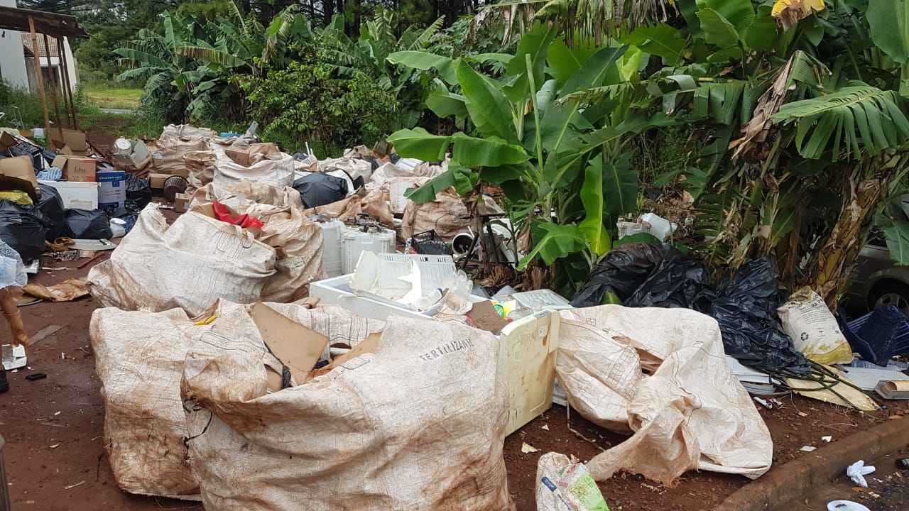 Bagunça vs. Trabalho: Após reclamação de moradores, coletores de recicláveis tentam explicar condição vivenciada Imagem referente a Bagunça vs. Trabalho: Após reclamação de moradores, coletores de recicláveis tentam explicar condição vivenciada