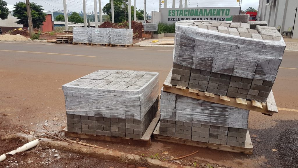 Pavers deixados em estacionamento público na Rua Itália é alvo de reclamação de comerciantes