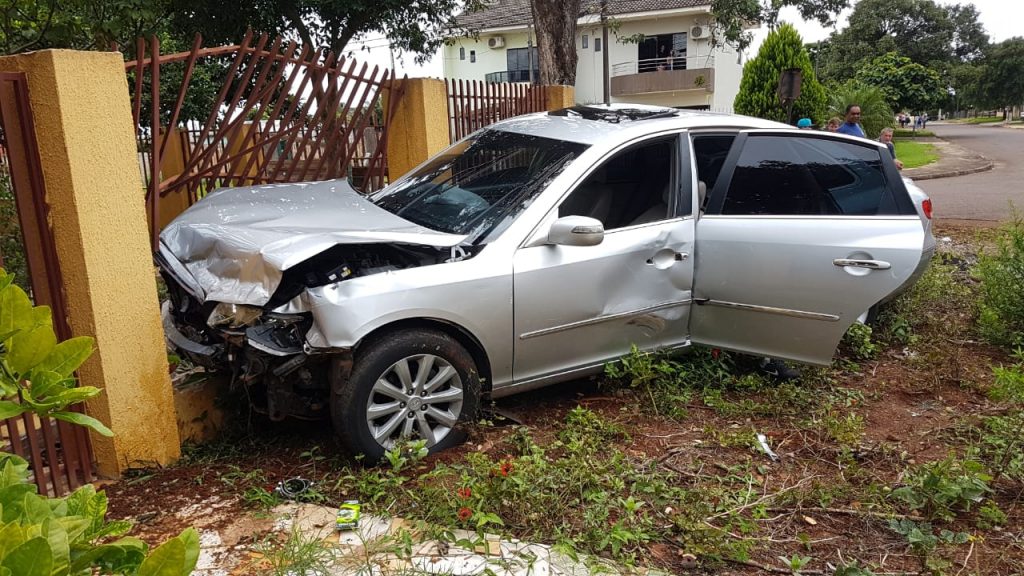 Azera atinge proteção de residência após acidente de trânsito no Bairro Floresta