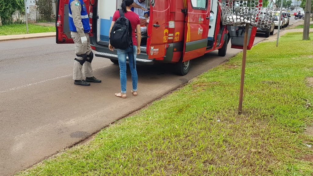 Motociclista de 21 anos fica ferido ao cair para evitar colisão com carro