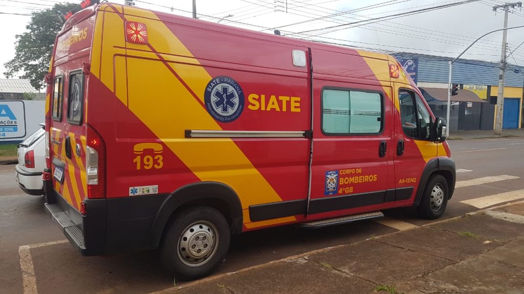 Motociclista bate atrás de uma RAV4 e fica ferido na Rua Jorge Lacerda