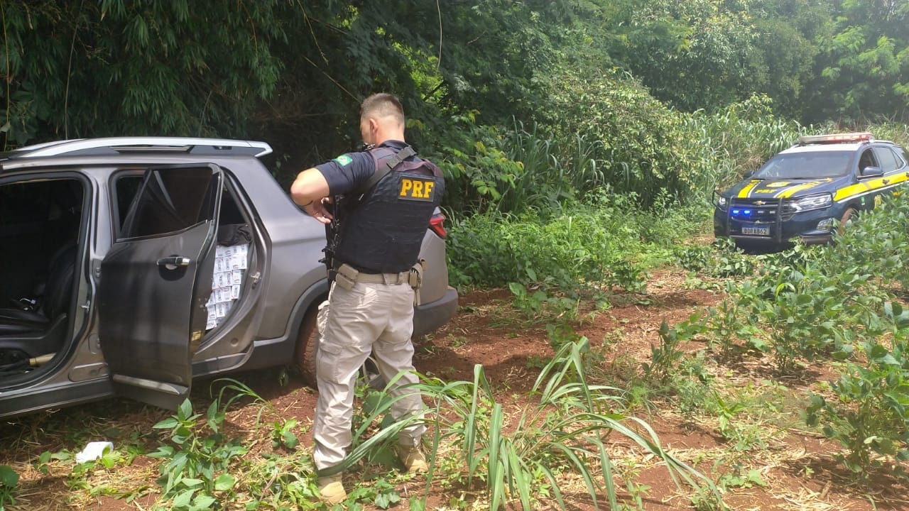 PRF apreende veículo roubado carregado com cigarros contrabandeados em Londrina Imagem referente a PRF apreende veículo roubado carregado com cigarros contrabandeados em Londrina