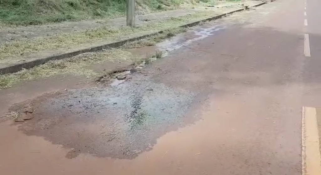 Água que verte 24h do meio do asfalto chama a atenção em Cascavel