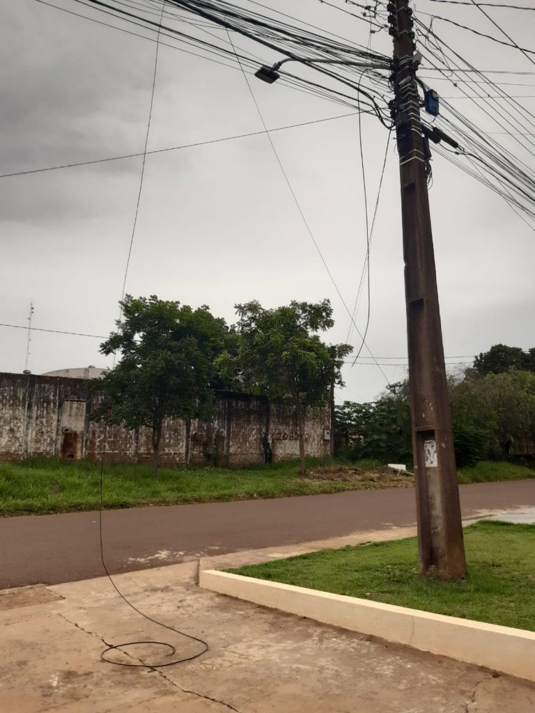 Fiação solta em via pública volta a gerar reclamação em Cascavel