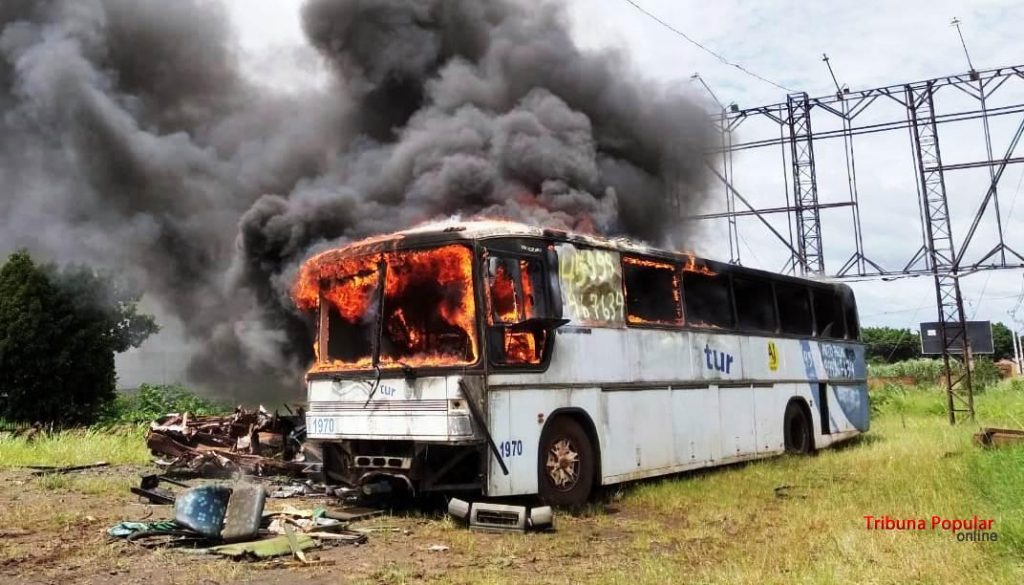 Ônibus que estava em processo de desmanche em oficina é destruído por incêndio em Foz