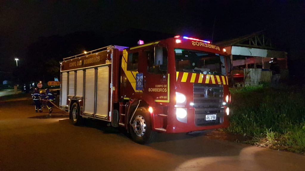 Incêndio em colchão mobiliza equipe do Corpo de Bombeiros a imóvel no Bairro Esmeralda