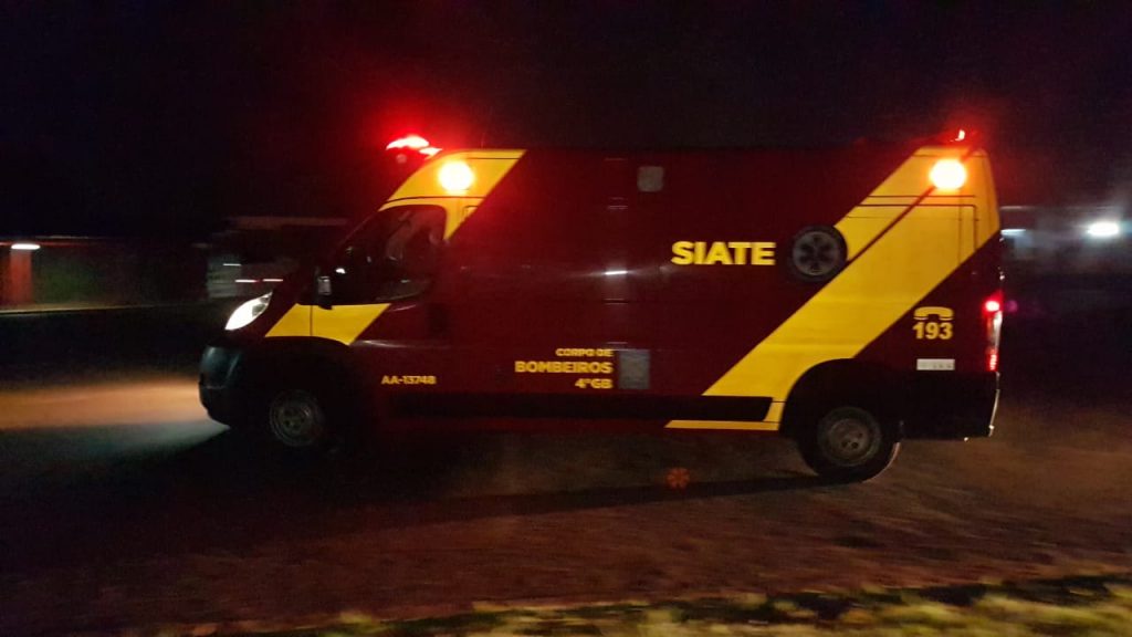 Homem ferido é socorrido pelo Siate nas dependências da Coopavel, às margens da BR-277