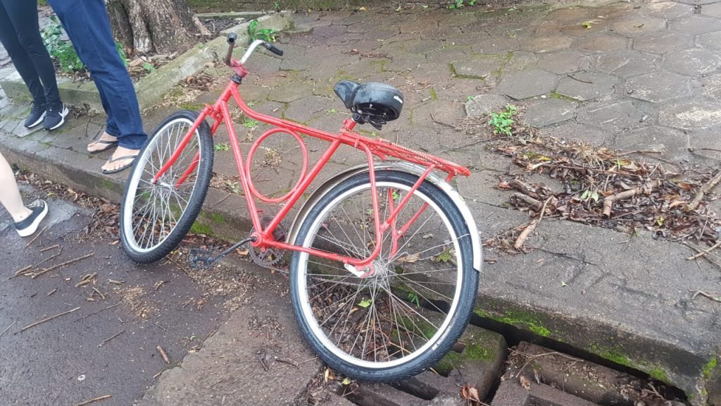 Ciclista fica ferida ao se envolver em colisão com carro no Bairro Parque São Paulo