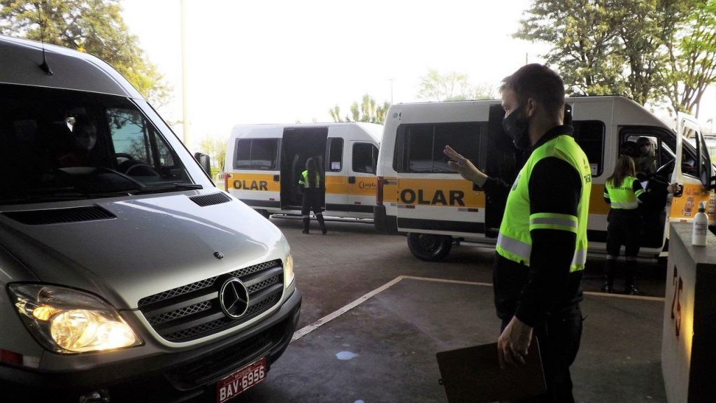 Escolas e transporte escolar/coletivo devem ter cartazes contra abusos a crianças e adolescentes