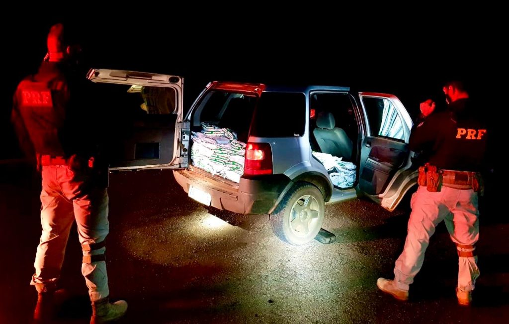 Céu Azul: PRF prende casal pelo transporte de 250 kg de defensivos agrícolas do Paraguai