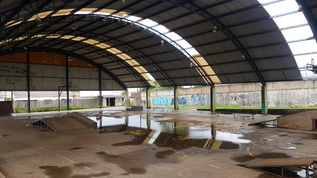 Quadra de esportes “abandonada” no Jardim Veneza gera questionamentos de moradores