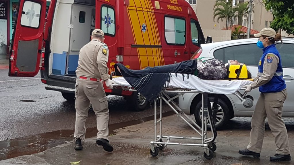 Mulher de 56 anos fica ferida ao sofrer queda, na Rua Francisco Bartinik Mulher de 56 anos fica ferida ao sofrer queda, na Rua Francisco Bartinik