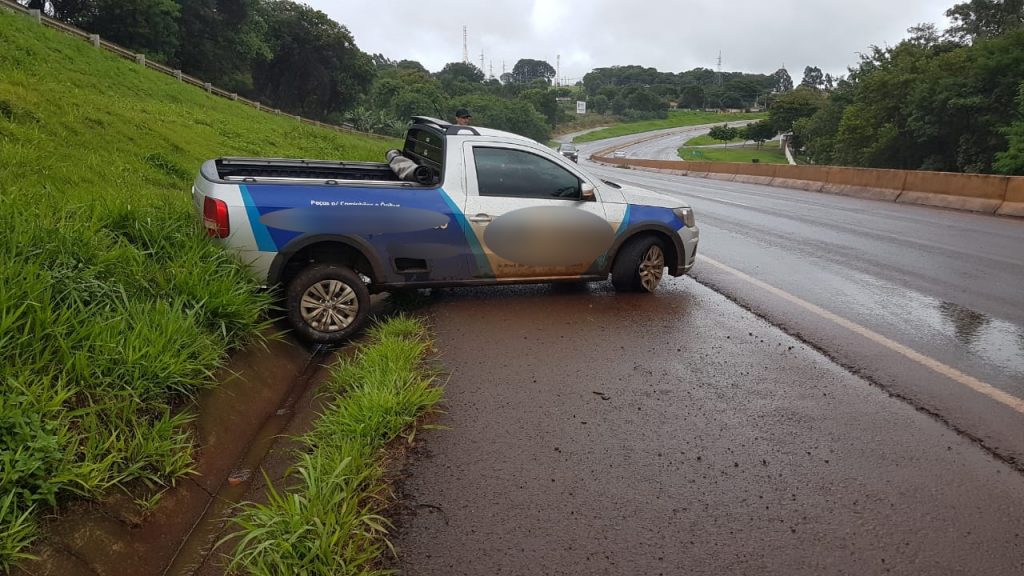 Motorista perde o controle e Saveiro vai parar fora da pista na BR-467 Motorista perde o controle e Saveiro vai parar fora da pista na BR-467