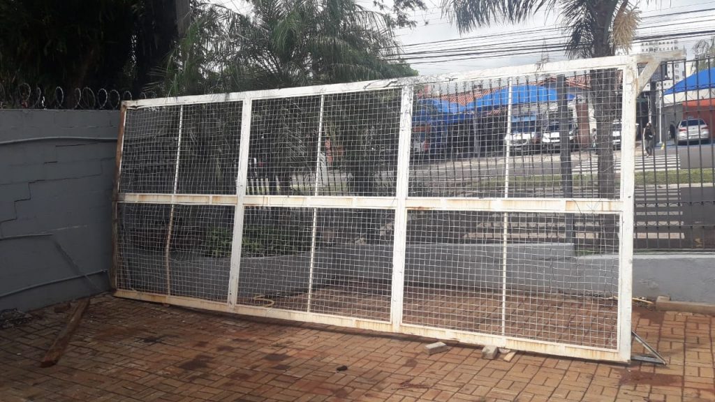 Dupla é presa pela PM após furtar portão de empresa em Londrina