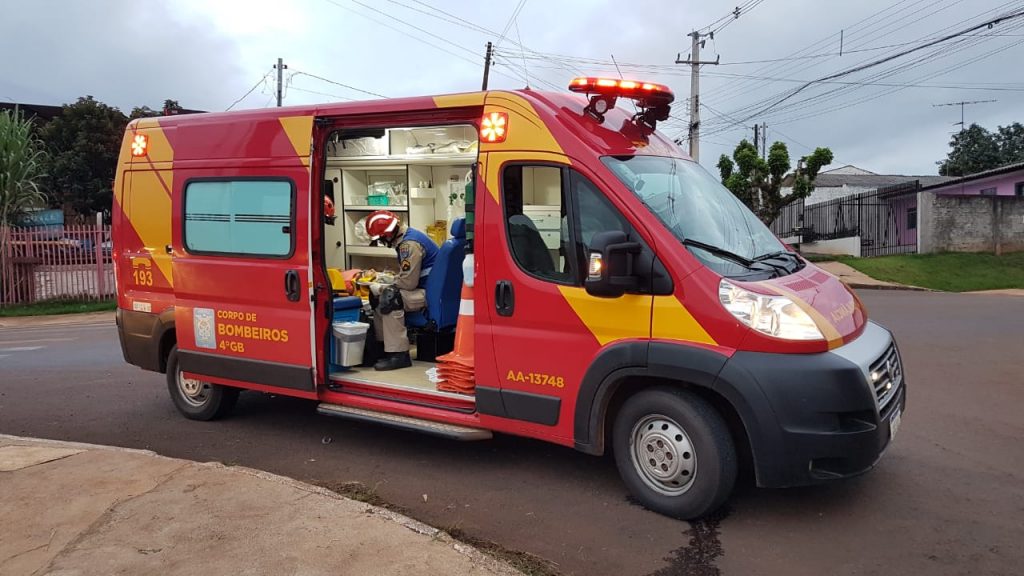 Vítimas de colisão de trânsito são socorridas pelo Siate e Samu na Rua Ipanema, no Bairro Brasília