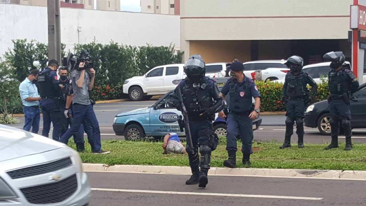 Homem transtornado é preso após ofender funcionários e promover quebra-quebra em UBS de Londrina Imagem referente a Homem transtornado é preso após ofender funcionários e promover quebra-quebra em UBS de Londrina