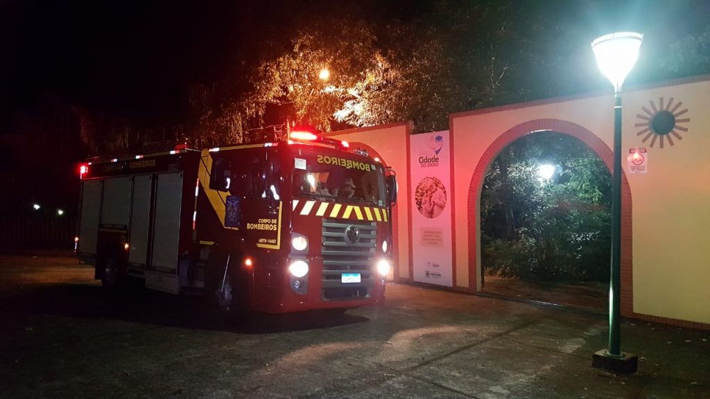 Após verificar incêndio no Parque Tarquínio, militares recebem carinho de garotinho de 4 anos, fã do Corpo de Bombeiros