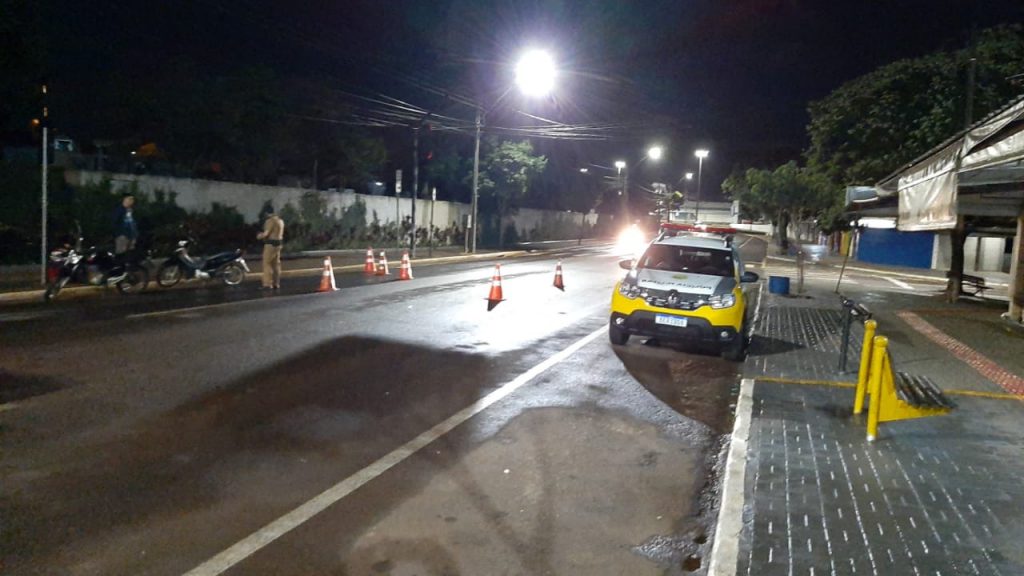 Polícia Militar realiza operação de fiscalização na Rua Barão do Cerro Azul, no Centro