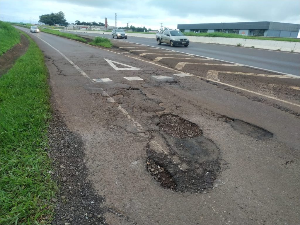 Motorista amarga prejuízos em veículo ao passar por ‘crateras’ no acesso a PRc-467 em Cascavel
