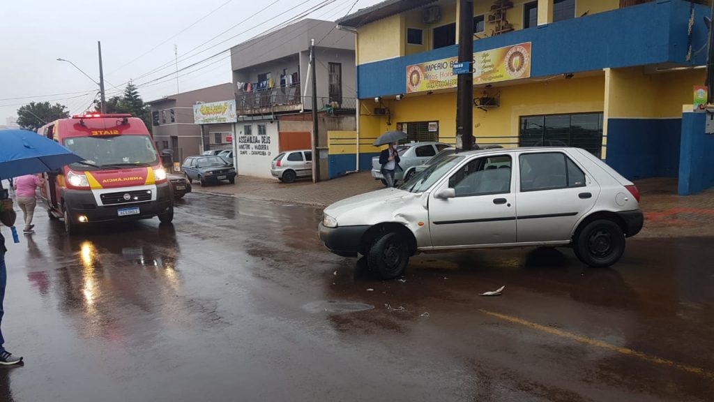 Brasmadeira: Acidente entre carro e moto na Rua Poente do Sol deixa jovem de 23 anos ferido Brasmadeira: Acidente entre carro e moto na Rua Poente do Sol deixa jovem de 23 anos ferido