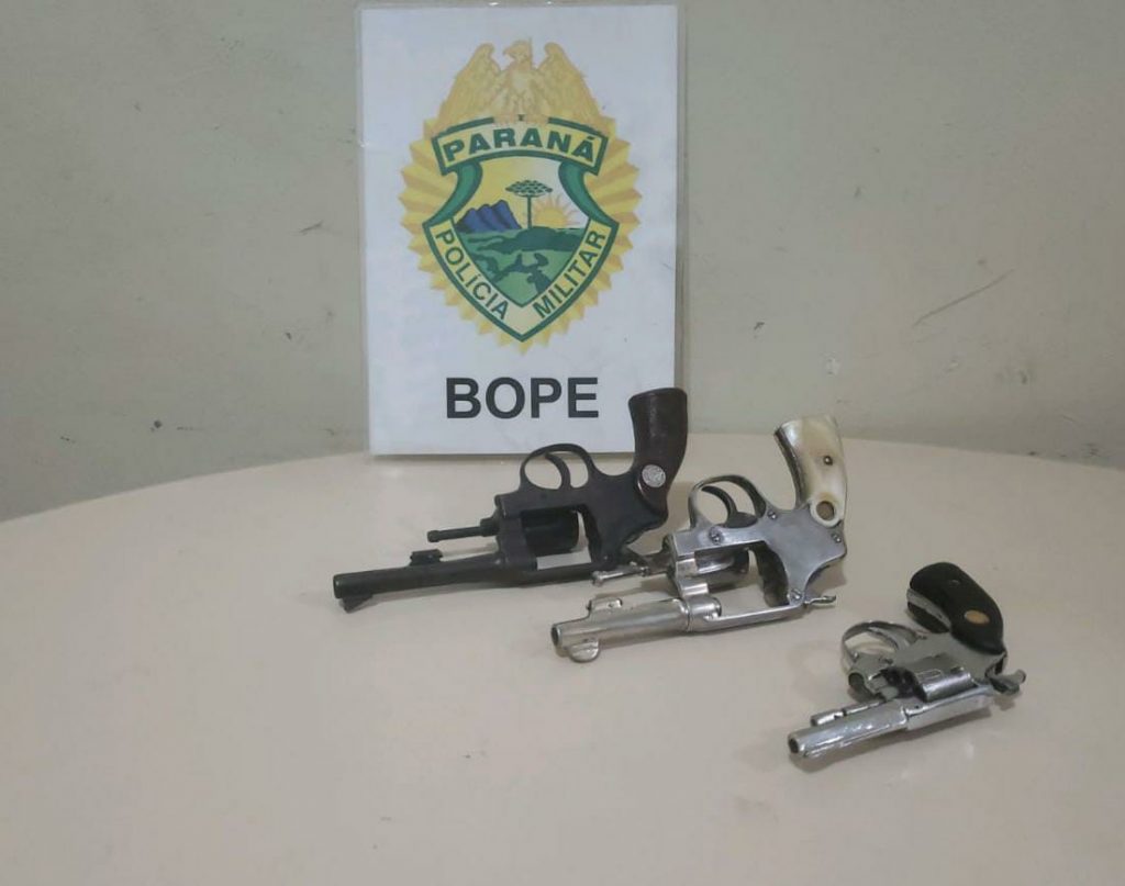 Três armas são apreendidas em ação da PM em Paranavaí Três armas são apreendidas em ação da PM em Paranavaí