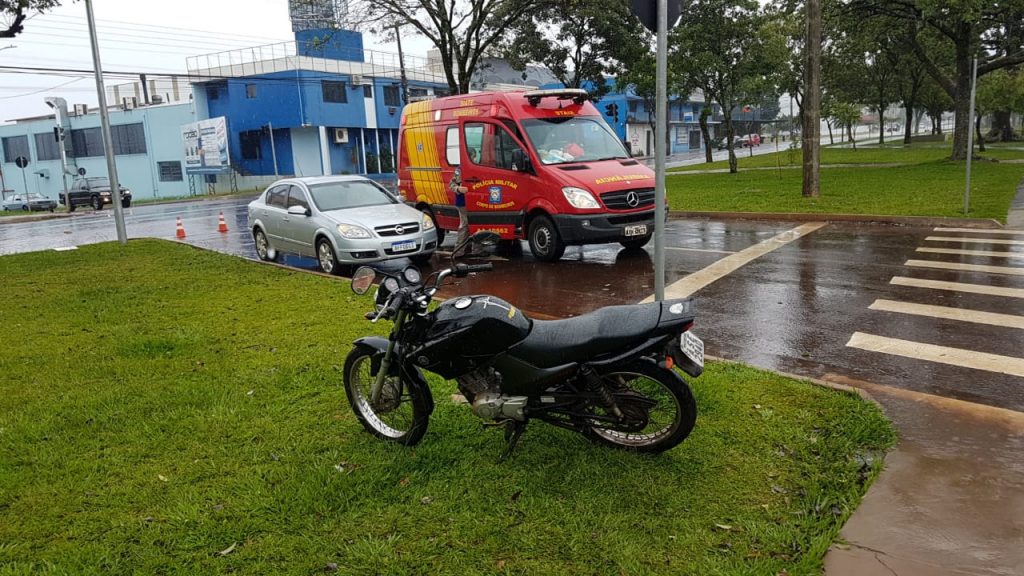 Mulher fica ferida em acidente de trânsito na Av. Tancredo Neves Mulher fica ferida em acidente de trânsito na Av. Tancredo Neves