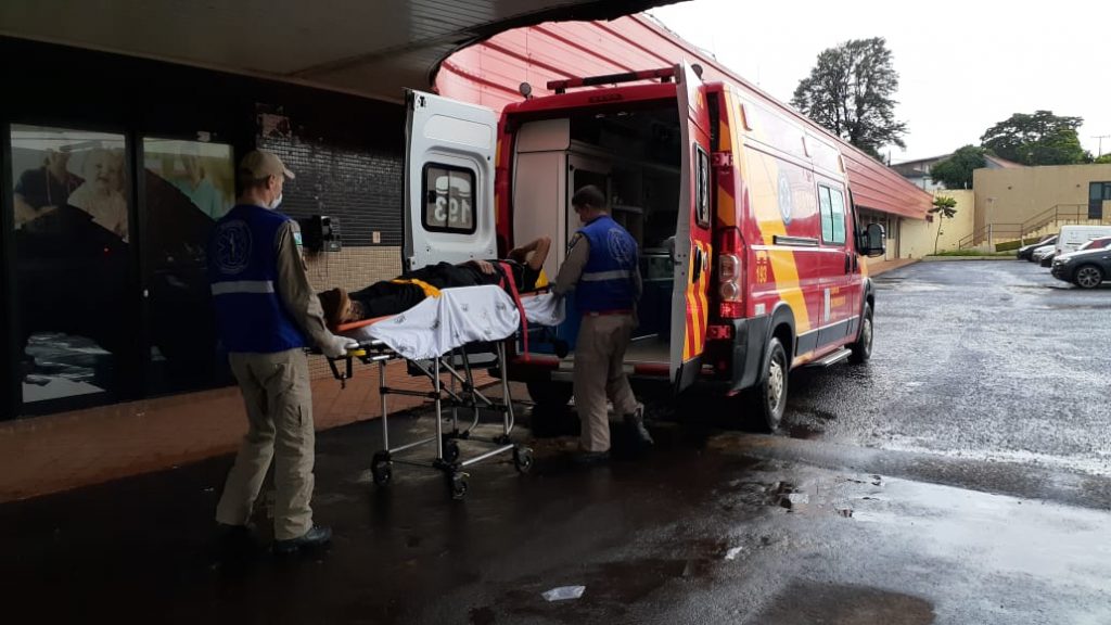 Jovem de 21 anos sofre suspeita de fratura em clavícula ao sofrer queda de moto no Floresta Jovem de 21 anos sofre suspeita de fratura em clavícula ao sofrer queda de moto no Floresta