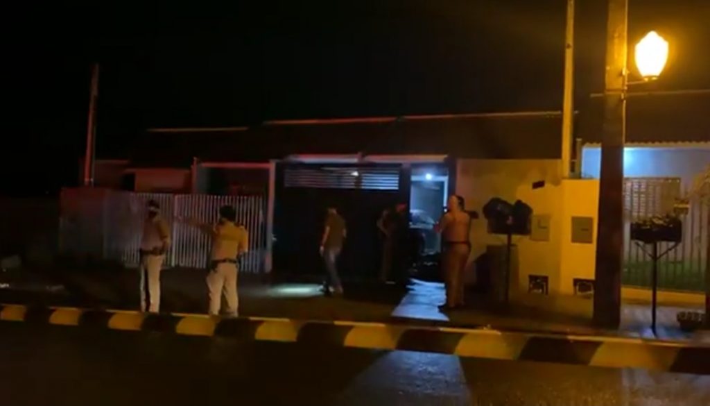 Homem é assassinado a tiros na frente da esposa e filha em Marialva