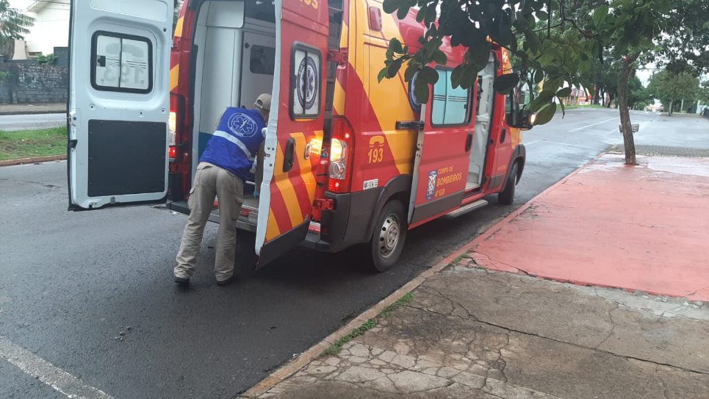 Idosa é socorrida pelo Siate após cair no banheiro de residência, no Centro Idosa é socorrida pelo Siate após cair no banheiro de residência, no Centro