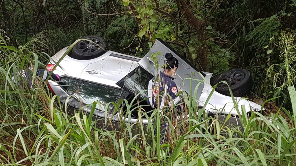 Veículo cai em barranco e fica destruído após capotar na BR-467, em Cascavel Veículo cai em barranco e fica destruído após capotar na BR-467, em Cascavel