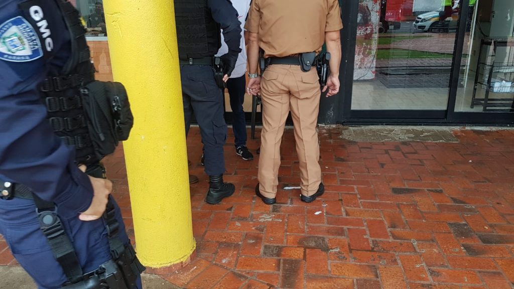 Dois são detidos após tentarem investir contra guarda municipal em estabelecimento no Centro Dois são detidos após tentarem investir contra guarda municipal em estabelecimento no Centro