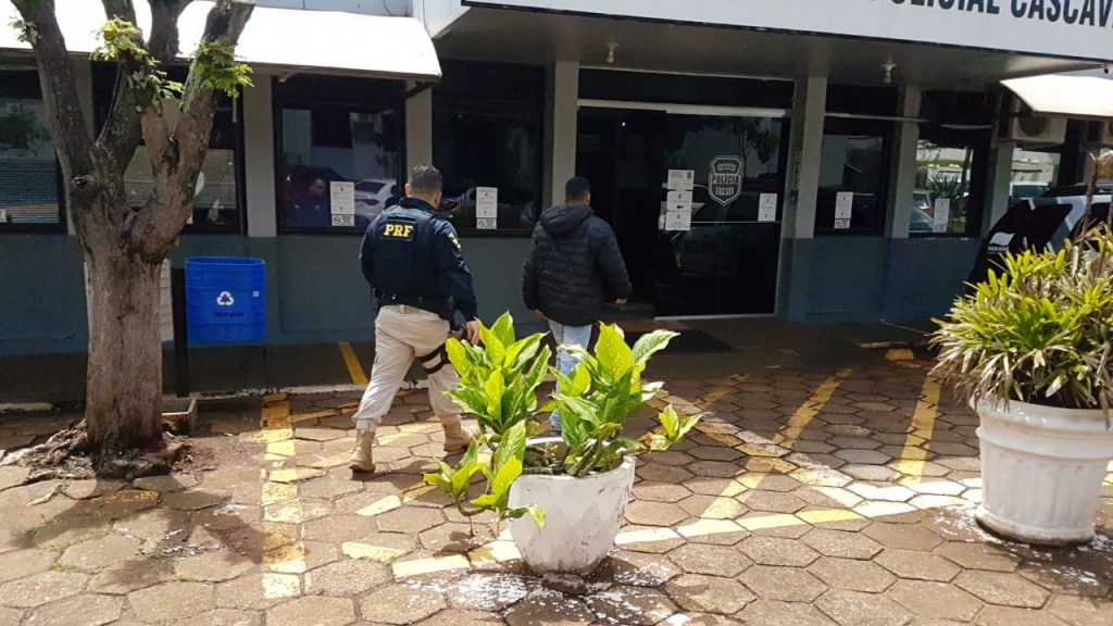 Jovem abordado pela PRF na BR-467 é detido com mandado de prisão em aberto pelo crime de roubo Jovem abordado pela PRF na BR-467 é detido com mandado de prisão em aberto pelo crime de roubo