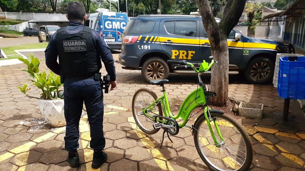 Bicicleta compartilhada que havia sido furtada é localizada pela GM no Bairro Guarujá Bicicleta compartilhada que havia sido furtada é localizada pela GM no Bairro Guarujá