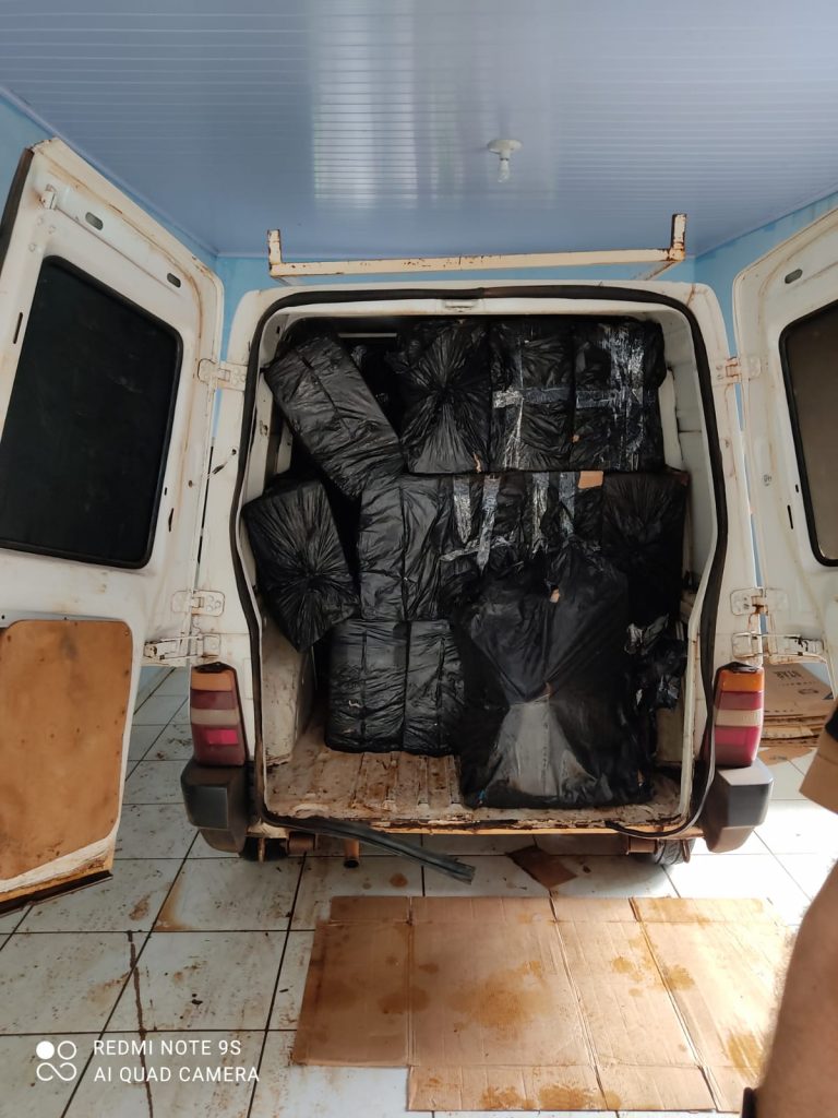 Polícia Militar apreende várias caixas de cigarros contrabandeados Polícia Militar apreende várias caixas de cigarros contrabandeados