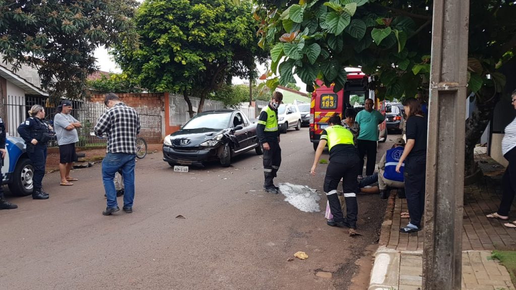 Peugeot colide frontalmente contra entregador de gás, no Bairro Floresta Peugeot colide frontalmente contra entregador de gás, no Bairro Floresta