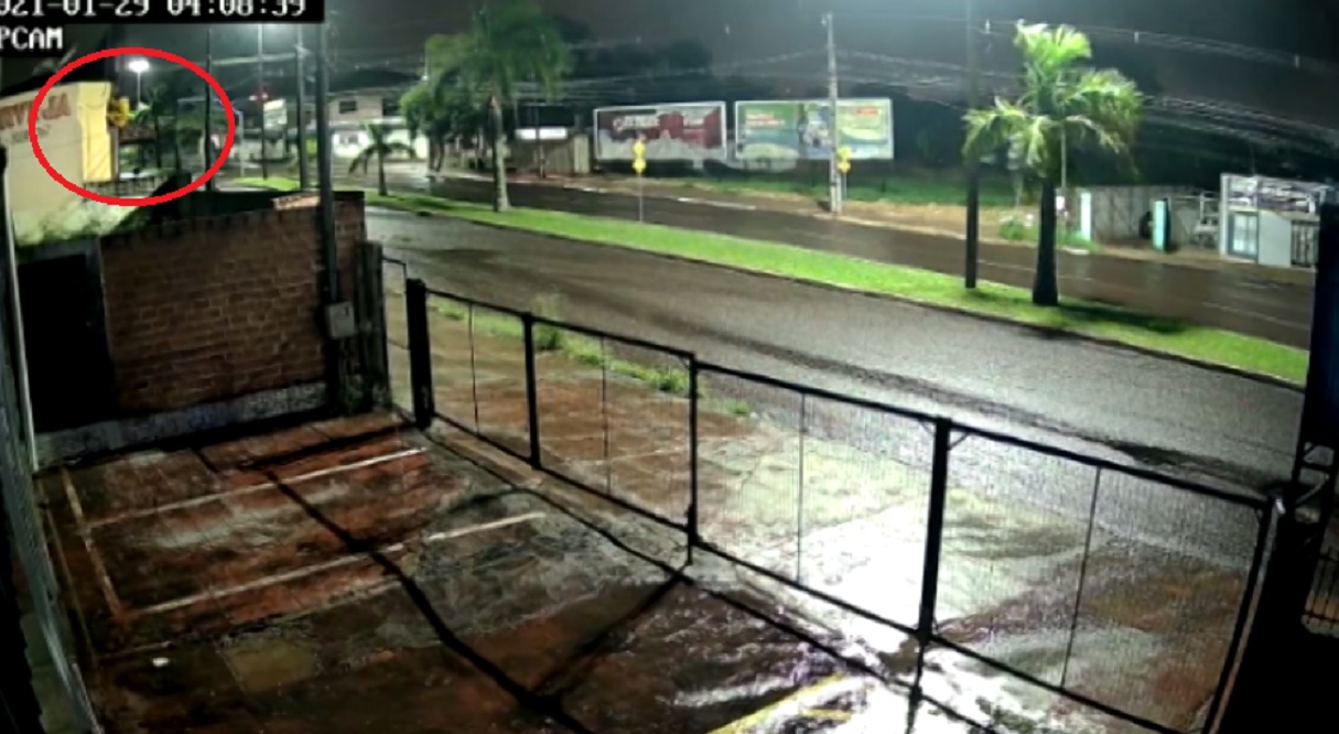 Ladrão ‘escala’ poste para furtar fiação de empresa na Av. Brasil, no Jardim Aclimação Imagem referente a Ladrão ‘escala’ poste para furtar fiação de empresa na Av. Brasil, no Jardim Aclimação