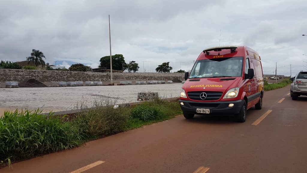 Homem cai de moto na Estrada do Aeroporto, Siate é chamado, mas vítima recusa ser levada ao hospital Homem cai de moto na Estrada do Aeroporto, Siate é chamado, mas vítima recusa ser levada ao hospital