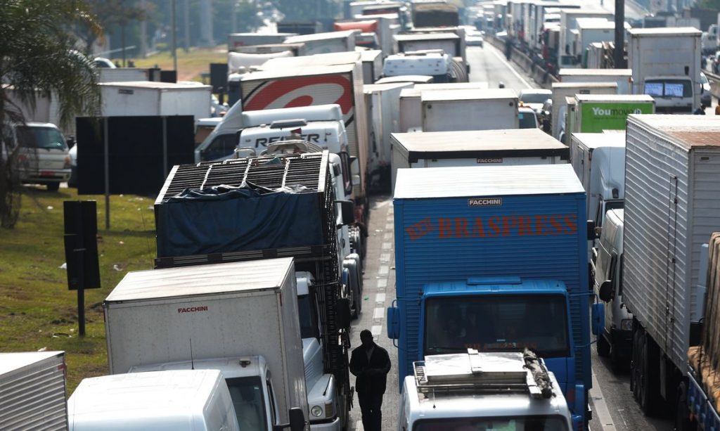 Justiça Federal proíbe caminhoneiros grevistas de bloquear BR-101 Justiça Federal proíbe caminhoneiros grevistas de bloquear BR-101
