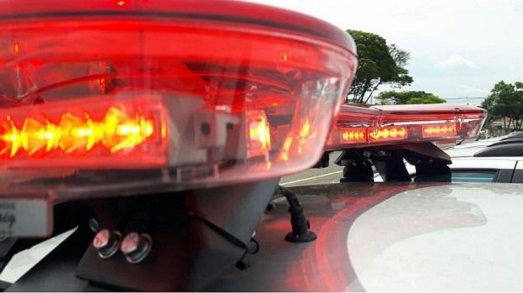 Após desacatar policiais militares e tentar agredi-los, homem é detido e levado ao fórum
